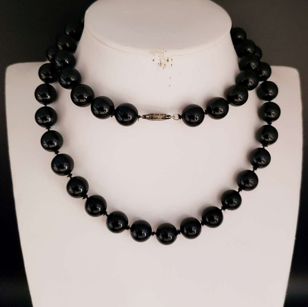 ⚠️SALE⚠️ Black Glass/Onyx Round Beaded Necklace - Picture 4 of 6